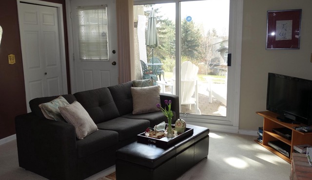 Window Hill cozy apartment Suite in Scenic St. Albert