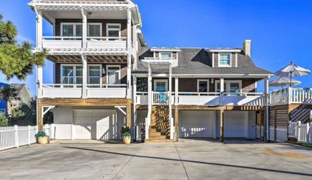 Windsong Beach Cottage- with Amazing Ocean Views