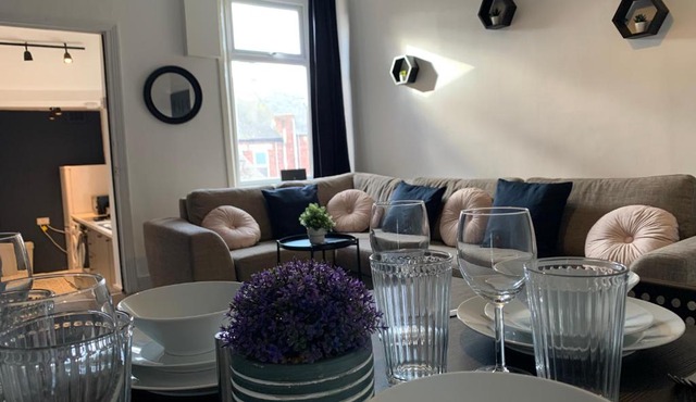 Windsor 4 - Spacious beautiful 4 bdrm maisonette nr Ncle free wifi free parking