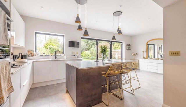 Windsor Charm : Spacious 4-Bed, Parking & Garden