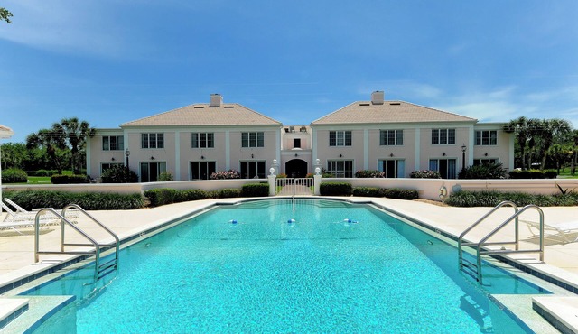 Windsor Lodge Unit 18, studio, close to the beaches, pool access