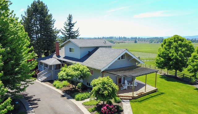 Wine Country Farmhouse with Gourmet Kitchen. Perfect for Large Groups.