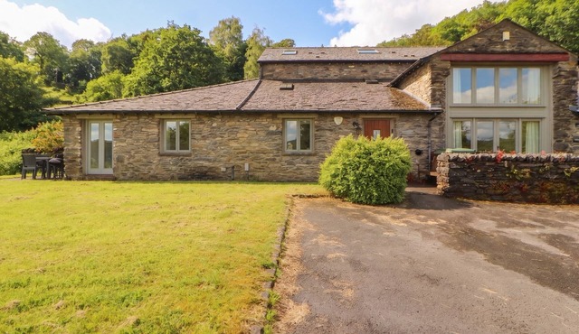 WINSTER FIELDS, character holiday cottage in Cartmel Fell