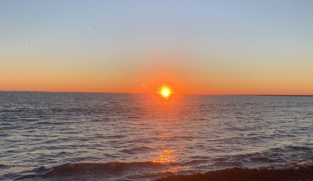 WINTER DISCOUNT/Gorgeous, quaint cottage one block from private beach!
