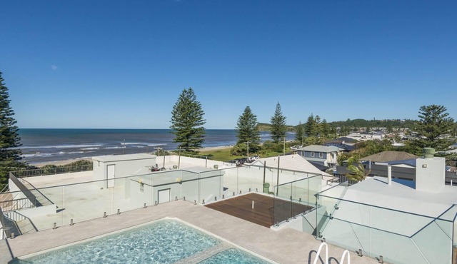 Wintersview 2 - Beachfront Apartment with Rooftop Pool