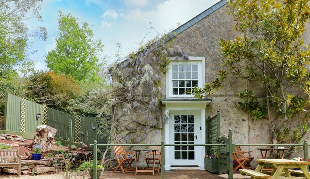 WISTERIA COTTAGE, pet friendly, character holiday cottage in Marldon