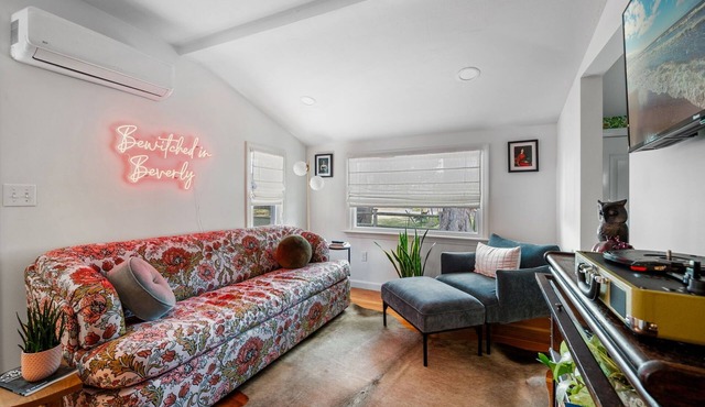 Witchy Hideaway Cottage; Close to Beaches, Salem & Train to Boston