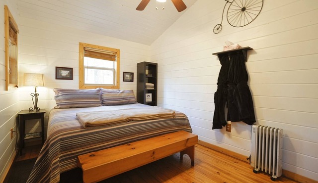 With a king sized bed BEAR'S LAIR gives comfort of home plus an outdoorsy vibe!