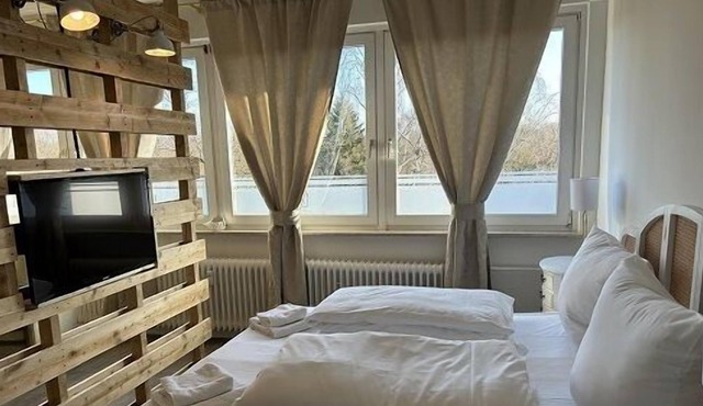 With its special style in Shabby Chic, this lovingly furnished apartment will take you back in time. The apartment is equipped with a double bed, kitchenette, a comfortable couch and cupboards, as well as a beautiful bathroom with shower. A pretty...