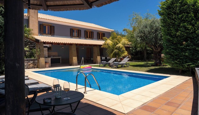 With pool, garden and barbecue - Vila Esperança