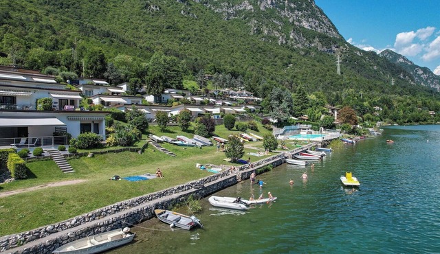 With terrace directly on the lake