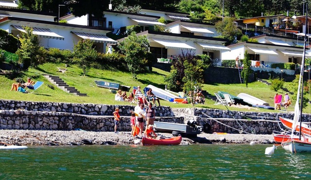 With terrace directly on the lake