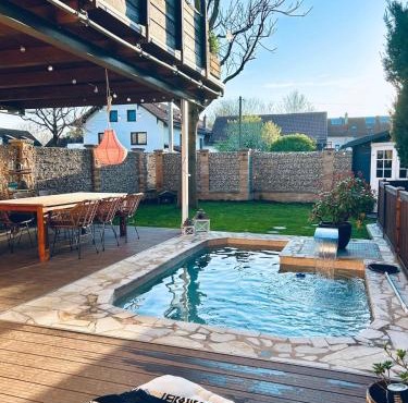 Wohlfühloase mit Pool, Kamin & großer Terrasse