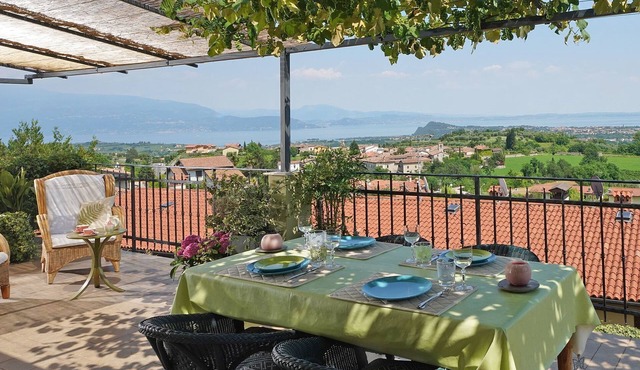 Wohnung mit Blick auf den Gardasee by Interhome