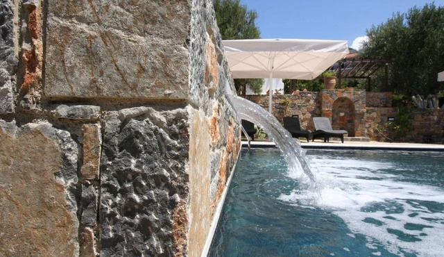 Wohnung mit Pool im Blumenparadies by Interhome
