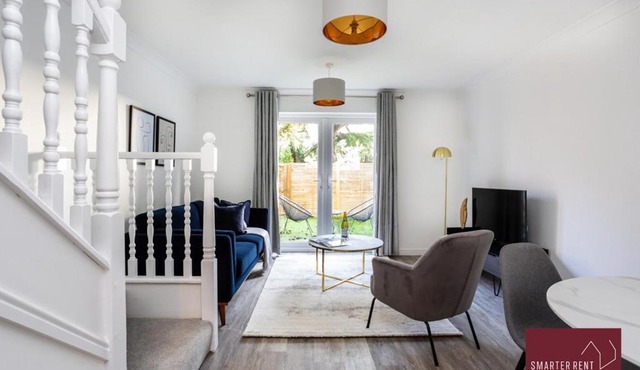 Woking 2 Bedroom House Parking Garden
