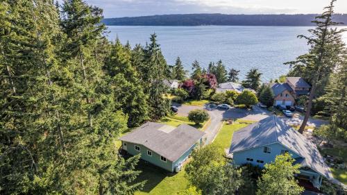 Wolf Beach Cottage by AvantStay