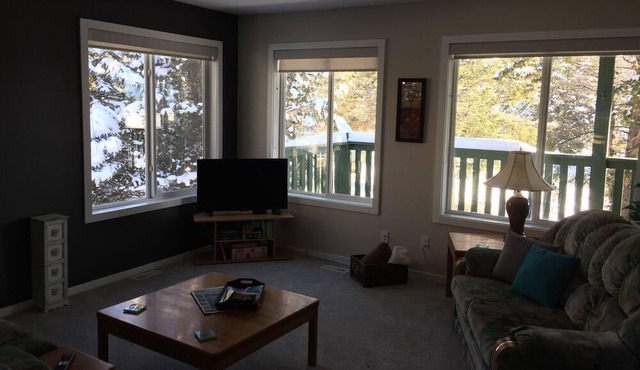 Wolf Den , a quiet and charming mountain getaway !!