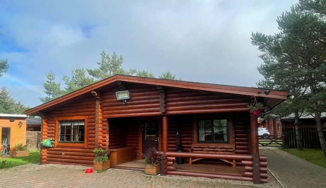 Wolf Lodge - a log cabin that sleeps 6 guests in 3 bedrooms