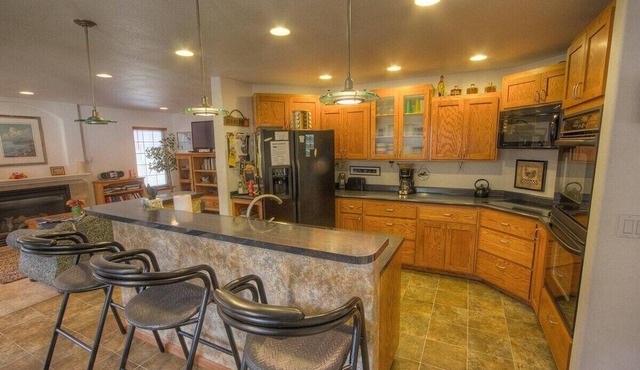 Wolfpack Refuge | Private Hot Tub & Beautiful Yard | CYH1077