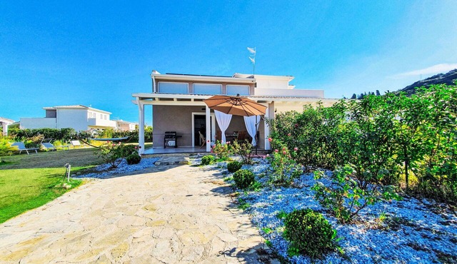 Wonderful villa for 8 people with WIFI, A/C, TV, terrace and parking