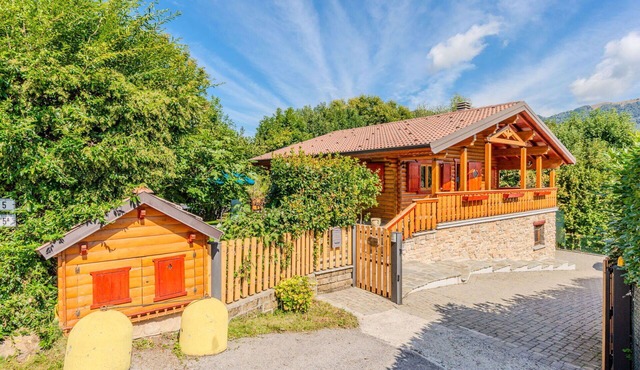 Wonderful private villa for 5 guests with hot tub, WIFI, TV, patio and pets allowed