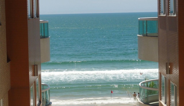 Wonderful apt facing the sea w /1 suite, + 2 rooms w /8 pers. + WI-FI