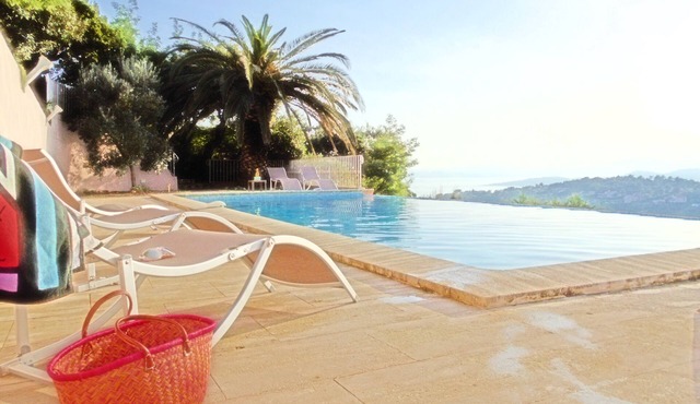 wonderful allround view on S. Tropez bay