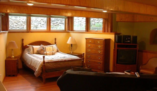 Wonderful garden apartment in the town of Gold Hill. Forest trails out backyard.