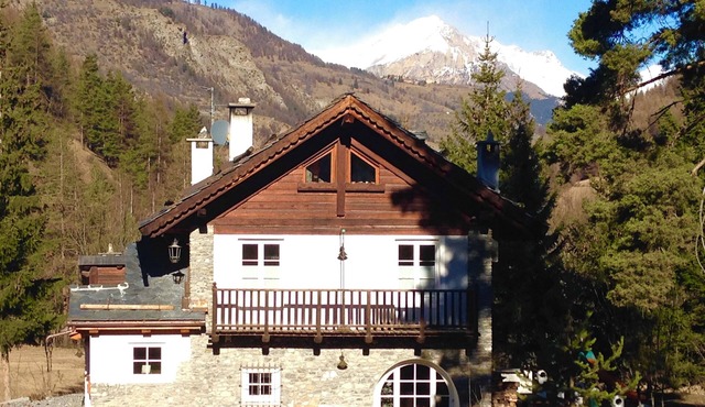 Wonderful large Chalet surrounded by greenery 10 min from the village. Wifi and comfort.
