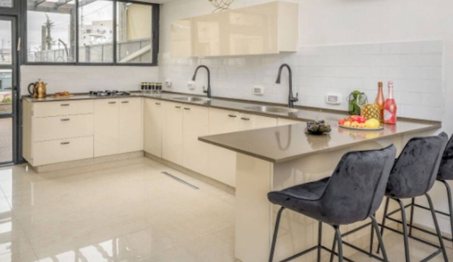 Wonderful Lightful 5BDR, Free Parking