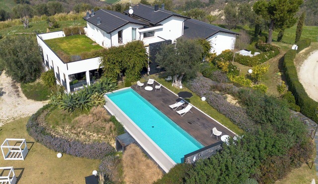 Wonderful private villa for 10 people with private pool, A/C, WIFI, TV, terrace and pets allowed