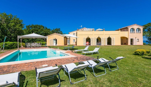 Wonderful private villa with A/C, WIFI, private pool, TV, patio, pets allowed and panoramic view