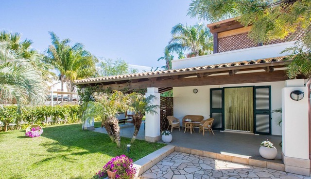 Wonderful private villa for 9 guests with A/C, WIFI, TV and veranda, close to Ostuni