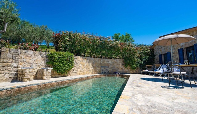 Wonderful private villa for 6 guests with private pool, A/C, hot tub, WIFI, TV, terrace and park.