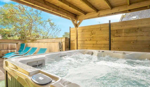 Wonderful private villa for 10 guests with hot tub, WIFI, TV, terrace, pets allowed and parking