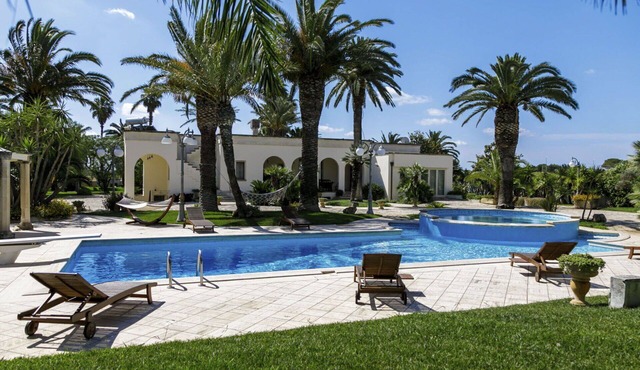 Wonderful private villa with A/C, WIFI, hot tub, private pool, TV, patio and pets allowed