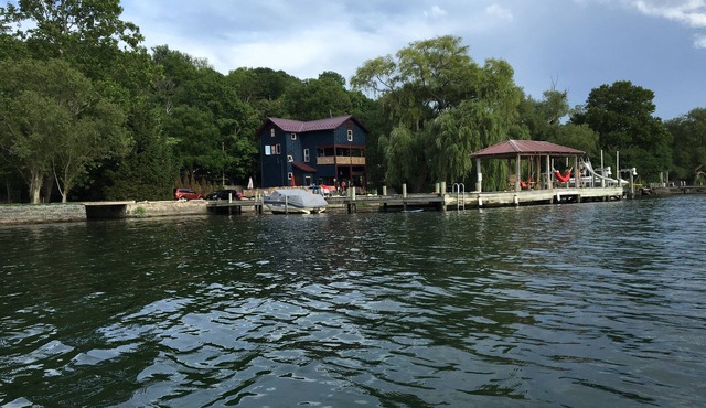 Wonderful Rustic Lake House On Cayuga Lake only 2.5 Miles From Downtown Ithaca!