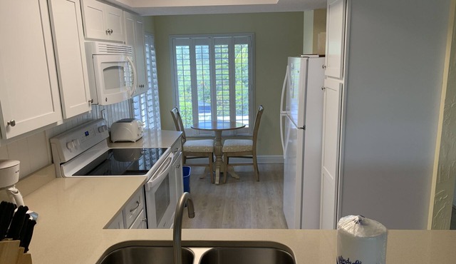 Wonderful Sanibel Island condo. 2 bed 2 bath. Sleeps 6. Weekly rental.