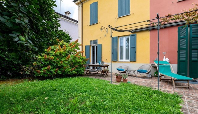 Wonderful villa, divided over two floors, with garden. Independent entrance.Basement with laundry area.It comfortably accommodates 6 guests in 100 m2 of space with three bedrooms and two bathrooms.LIVING AREA: living room with double sofa bed, 32 TV, si