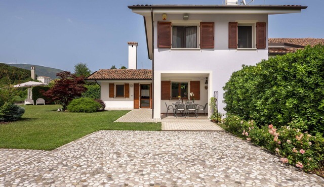 Wonderful villa for 7 guests with WIFI, A/C, TV and terrace