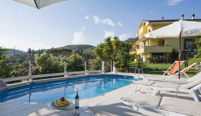 Wonderful villa with WIFI, private pool, TV, terrace and pets allowed, close to Viareggio