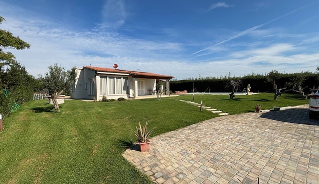 Wonderfull charming house for one family with huge garden and private pool