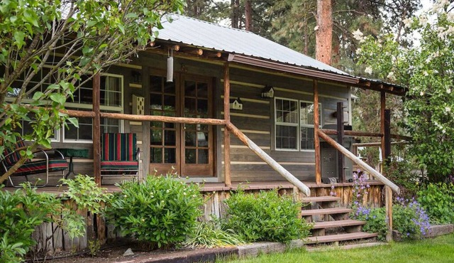 Wonderfully Unique Riverfront Cottage very close to Crater Lake National Park