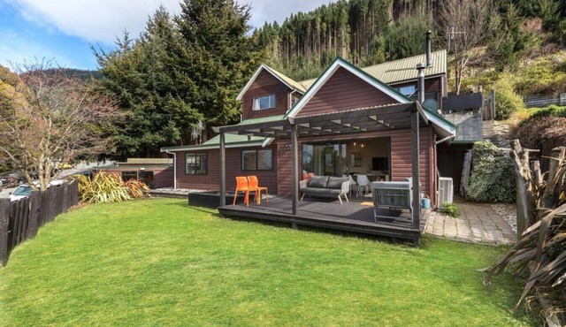 Wood fire inside, bath and views of the Remarkable mountains