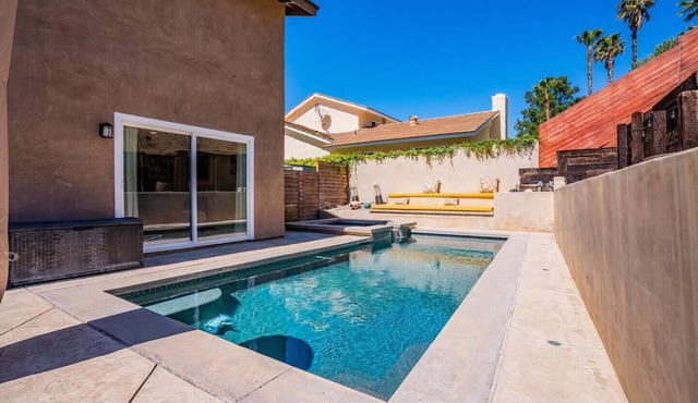 Wood & Stone Retreat – Heated Saltwater Pool Oasis- King Bed