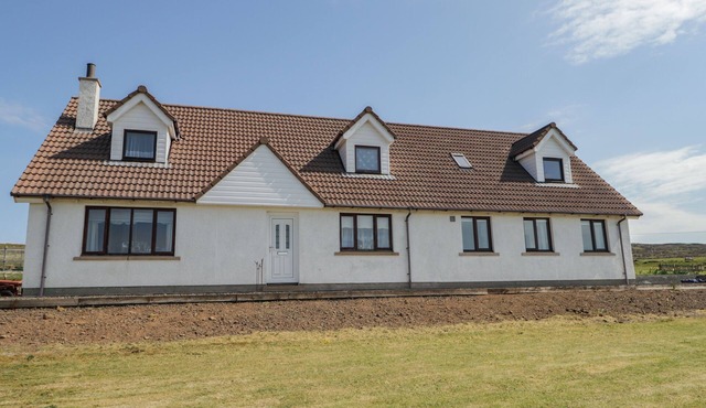 WOODBURN COTTAGE, family friendly, with a garden in Dunvegan