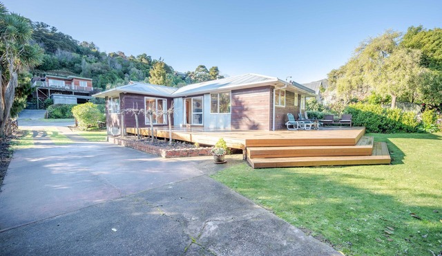 Woodills Wonderland - Akaroa Holiday Home