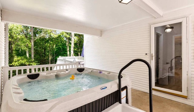 Woodland Retreat with Hot Tub, Movie Room & Deck