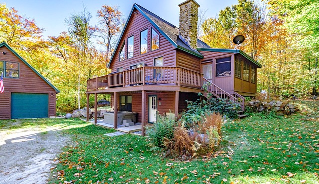 Woodroad Chalet- Ski house close to water, Hot tub, large lot
